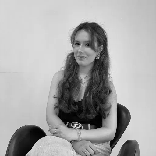 Antonia, neue Gesellin und Stylistin bei Chic & Chill, im Salon.