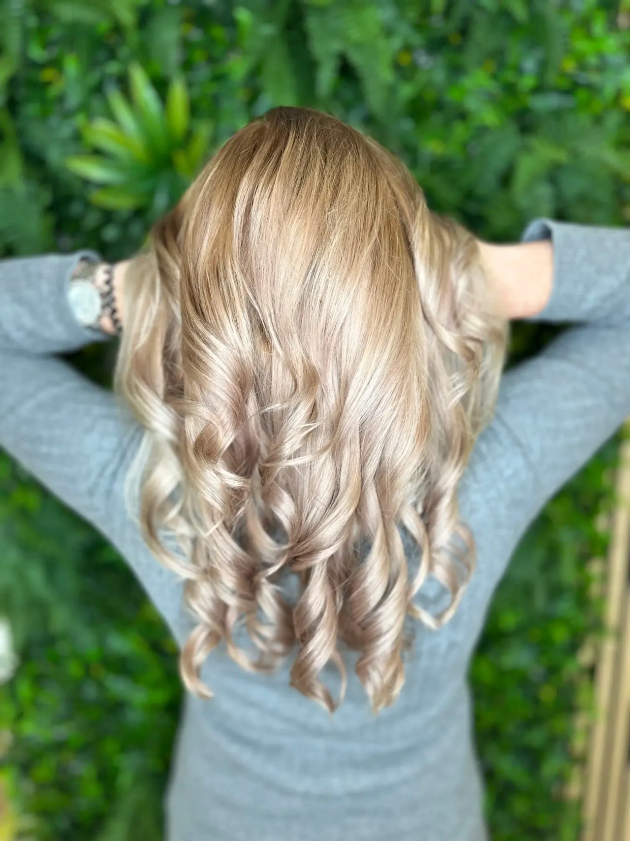 Feine Babylights-Strähnen für einen natürlichen, sonnengeküssten Look bei Chic & Chill.