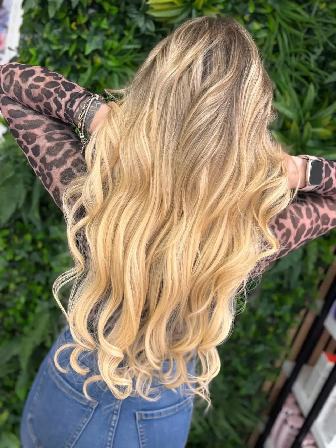 Perfektes Blond-Ergebnis nach Balayage mit weichen Übergängen bei Chic & Chill Borna.