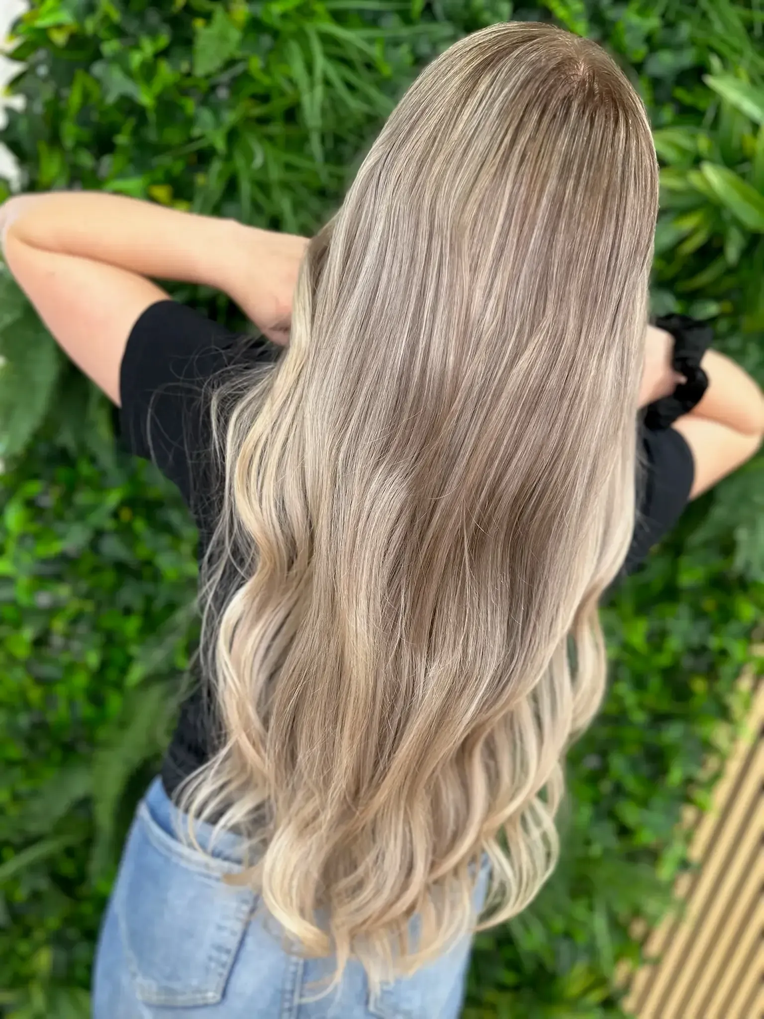 Sonnengeküsstes Balayage-Blond mit weichen Farbverläufen, gestylt bei Chic & Chill.