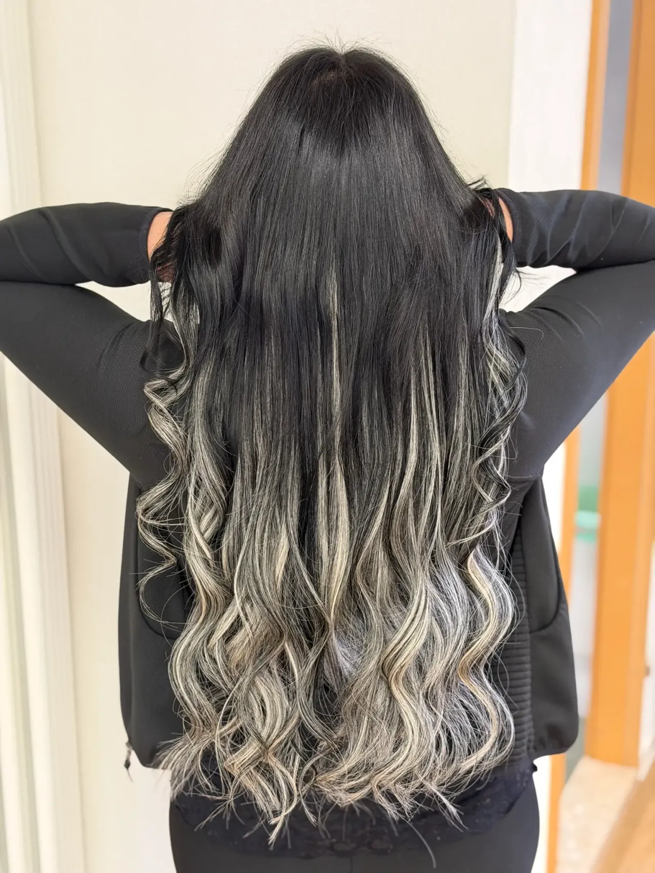 Natürlicher, sonnengeküsster Balayage-Farbverlauf bei Chic & Chill – perfektes Blond.
