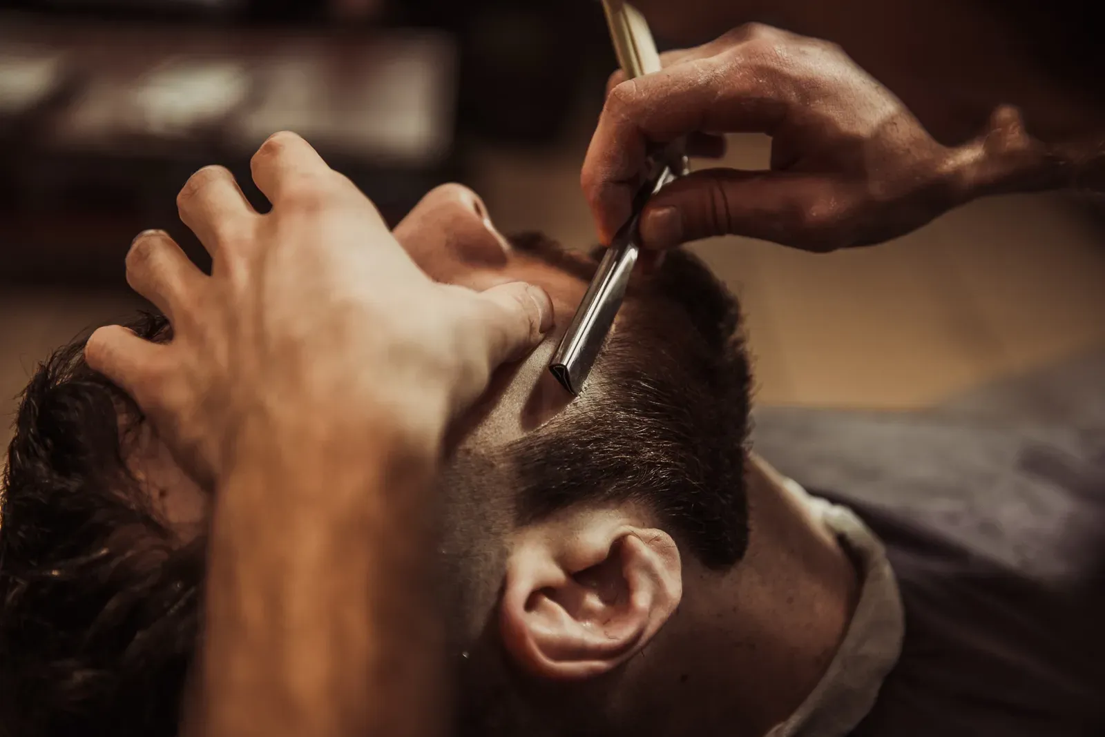 Barber bei der professionellen Bartpflege und Konturen-Rasur im Chic & Chill Salon.