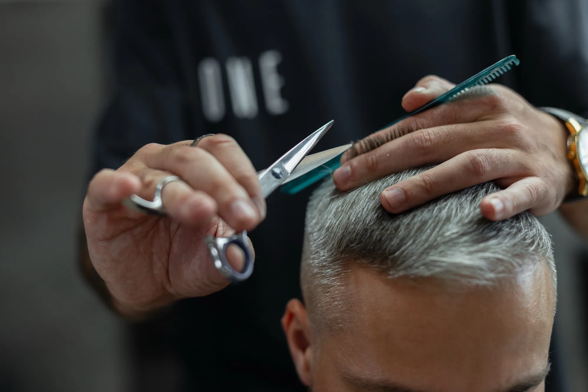 Barbier bei Chic & Chill in Borna formt präzise einen gepflegten Bart für maskulinen Look.