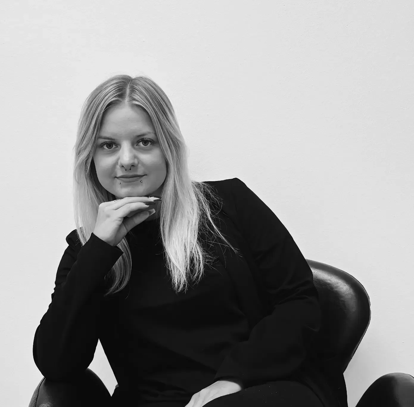Emelie, Stylistin bei Chic & Chill, spezialisiert auf Tressen, Balayage und Air Touch.