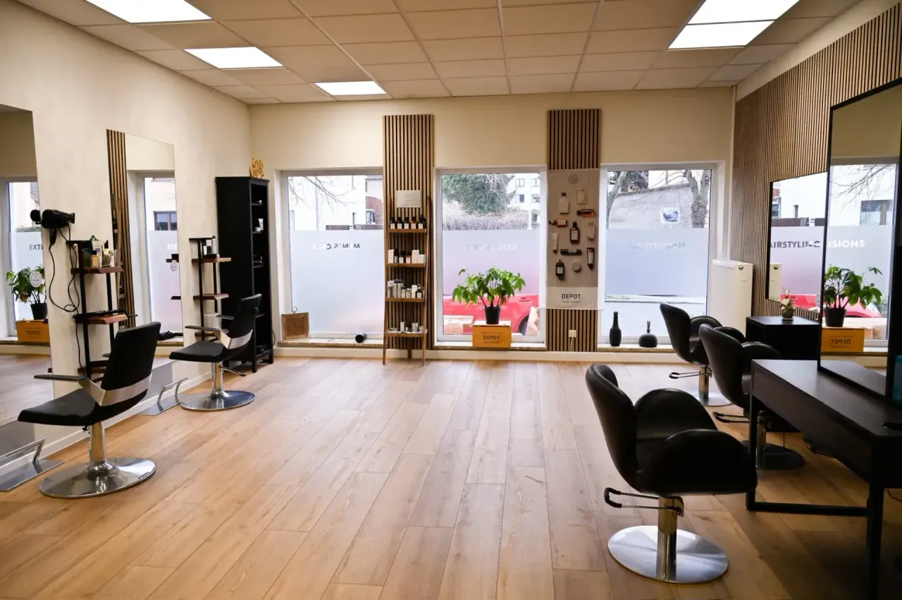 Stylingbereich mit Friseurstühlen im Chic & Chill Salon Borna.