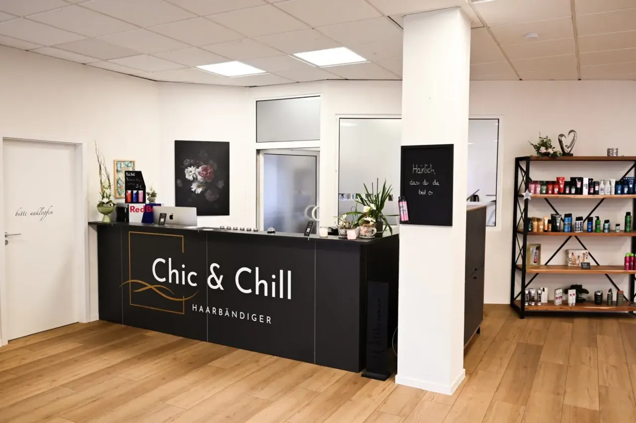 Gemütliche Wohlfühlatmosphäre im Friseursalon Chic & Chill Borna.