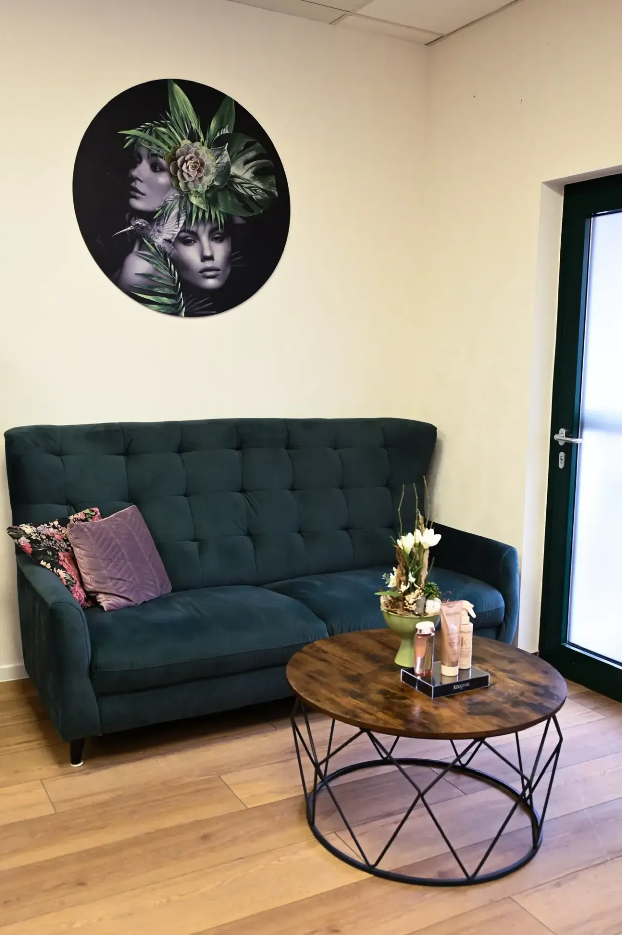 Tageslicht-durchfluteter Schnittplatz im Chic & Chill Salon Borna.