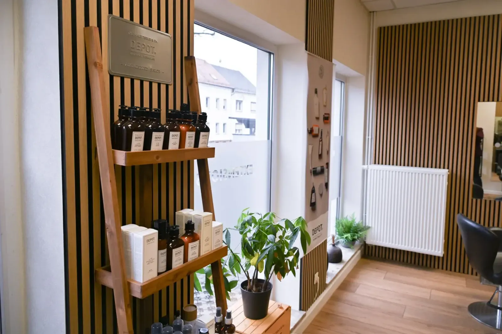 Minimalistische, saubere Stylingplätze mit großen Spiegeln im Chic & Chill Salon Borna.