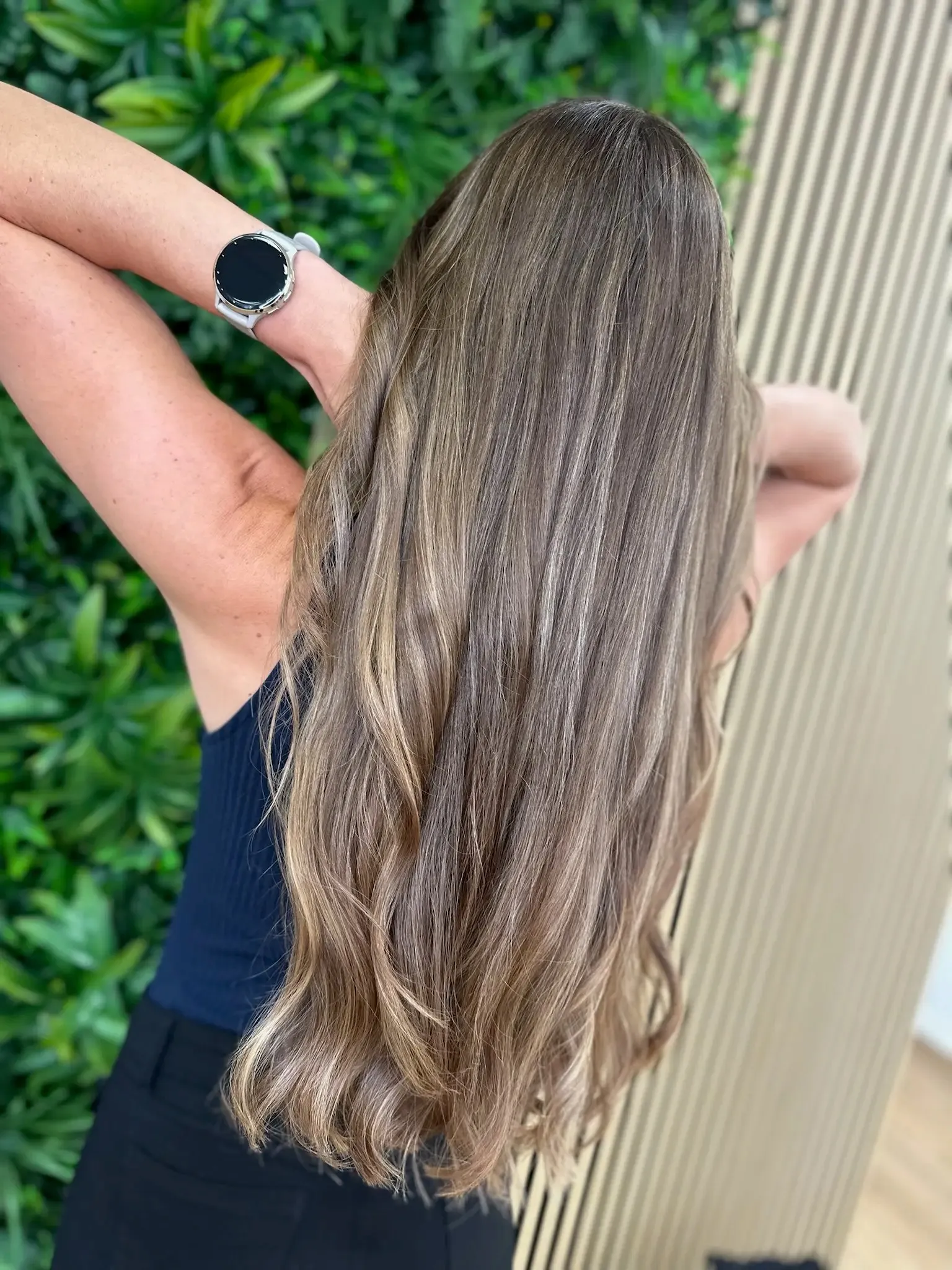 Haar-Model mit langer Haarverlängerung in Borna bei Chic & Chill.