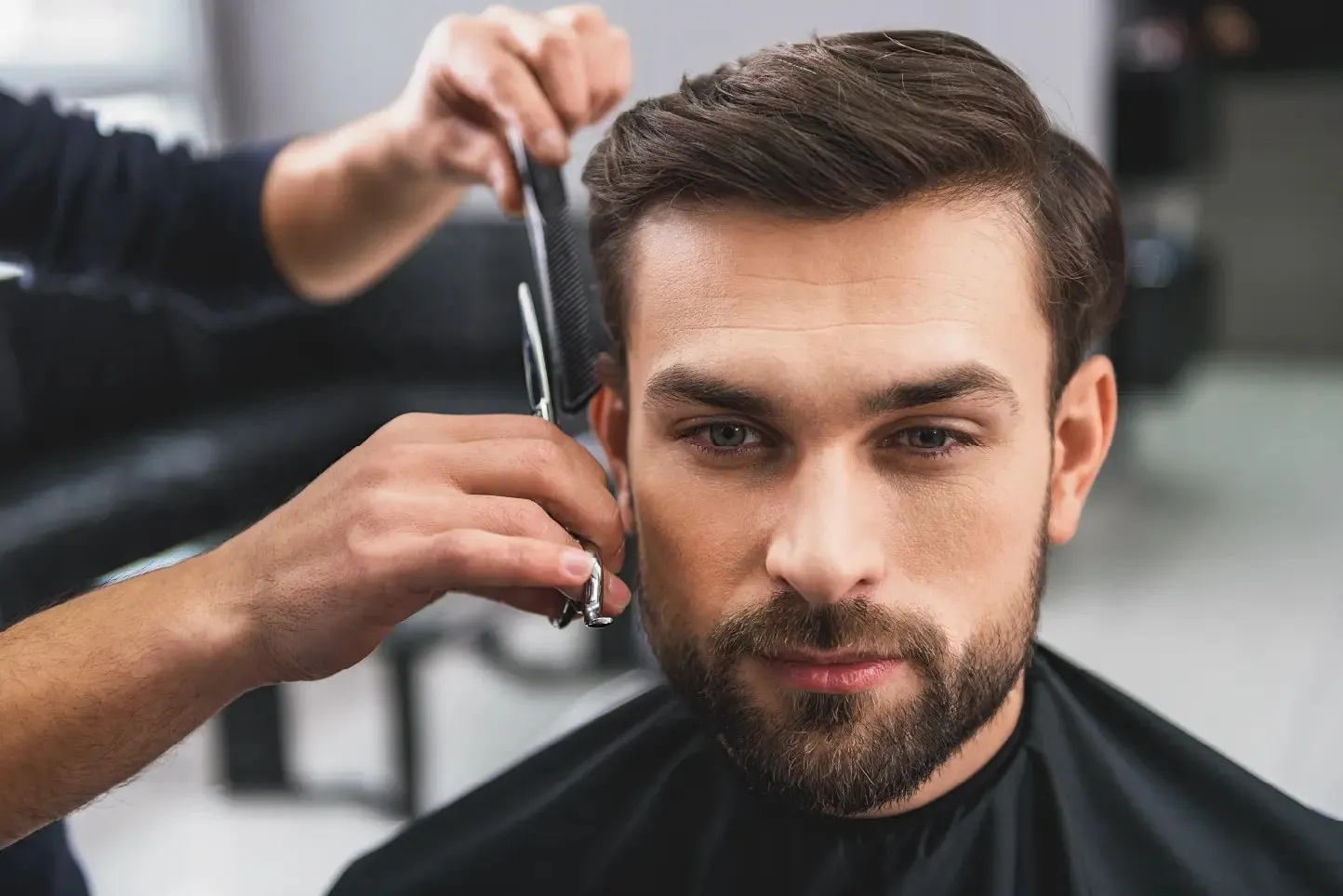 Moderner Herrenhaarschnitt mit Fade bei Chic & Chill – frische Styles für den modernen Mann.