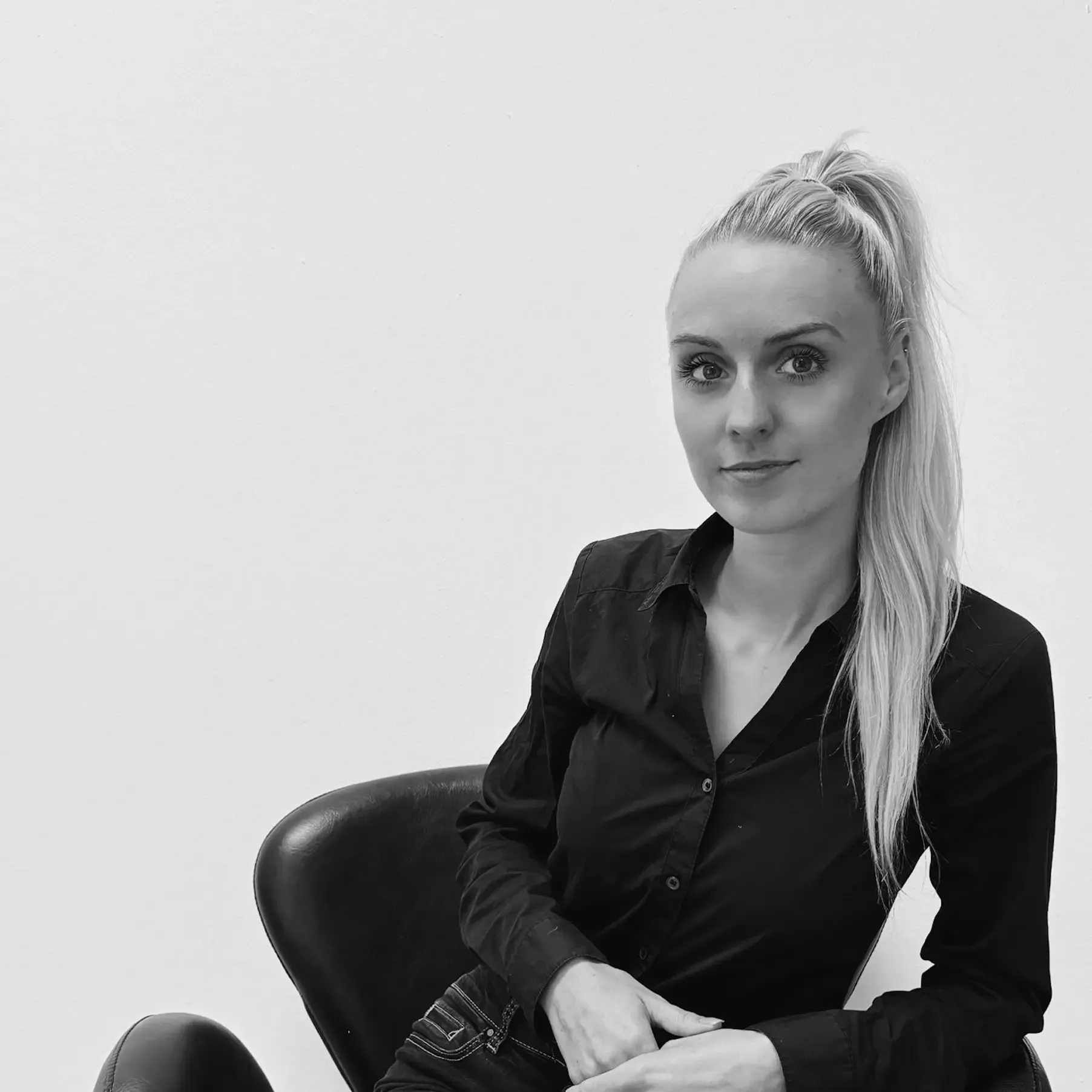 Jenny, Stylistin bei Chic & Chill, im Salon.