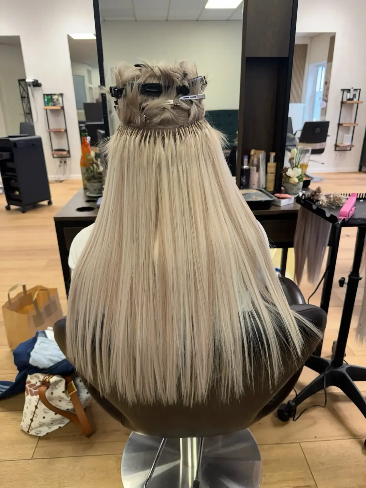 Volles, langes Haar dank Keratin-Bondings bei Chic & Chill Borna.