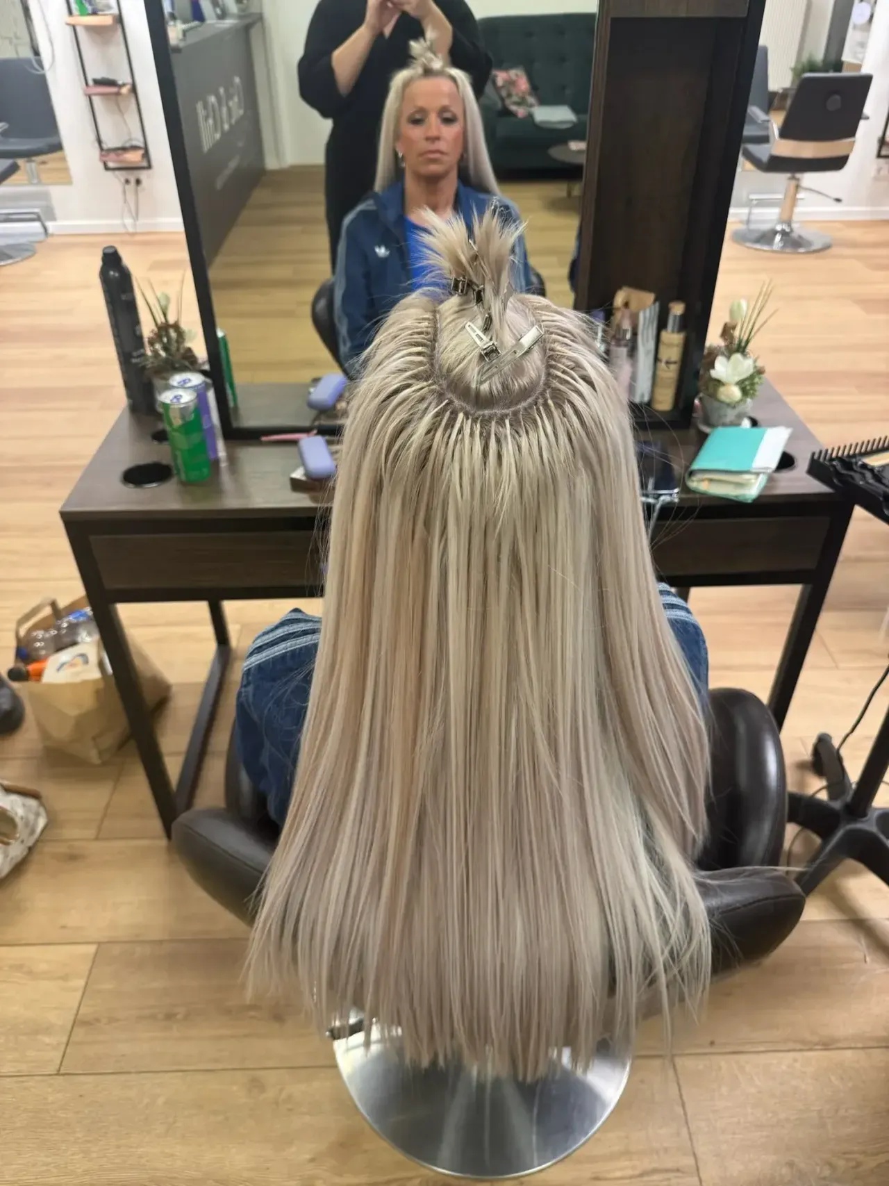 Detailansicht fein eingearbeiteter Keratin-Bondings bei Chic & Chill.