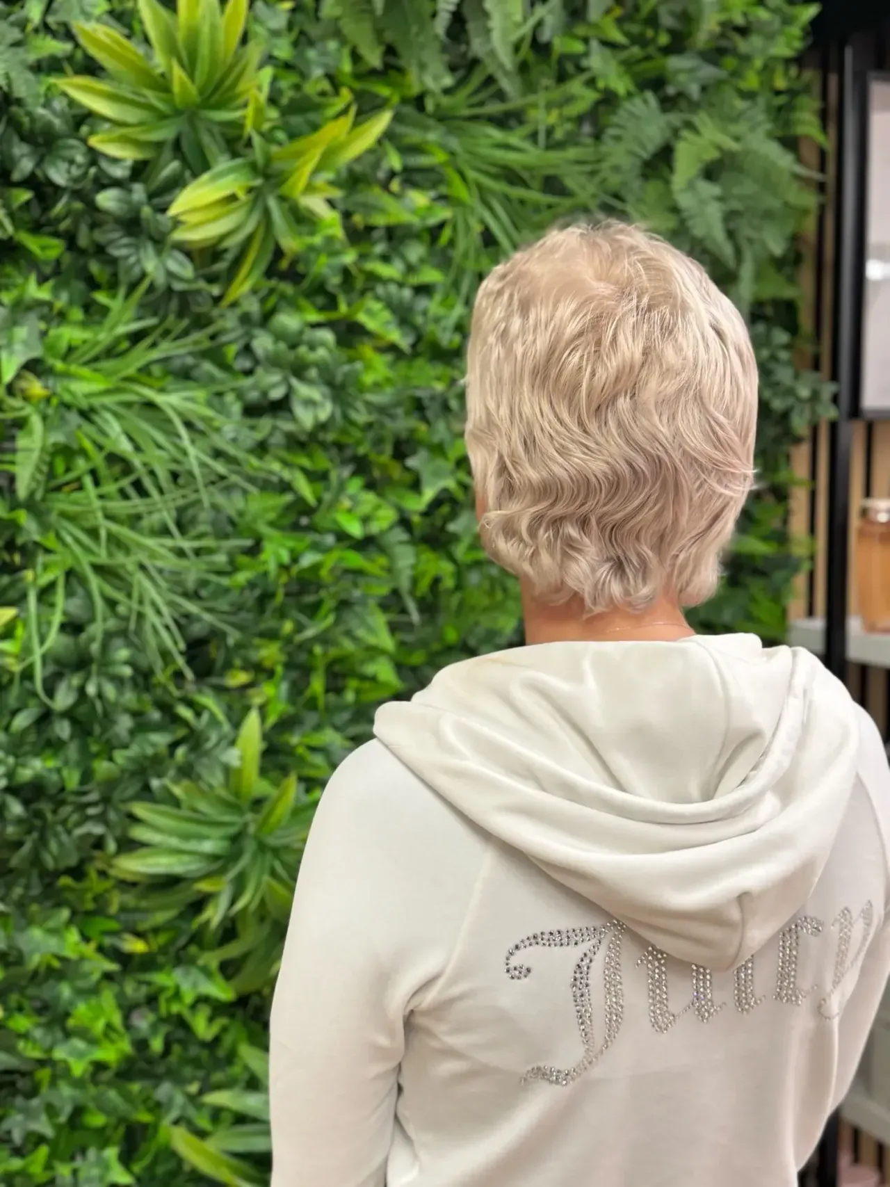 Glänzendes Echthaar-Ergebnis nach Keratin-Bonding bei Chic & Chill Borna.