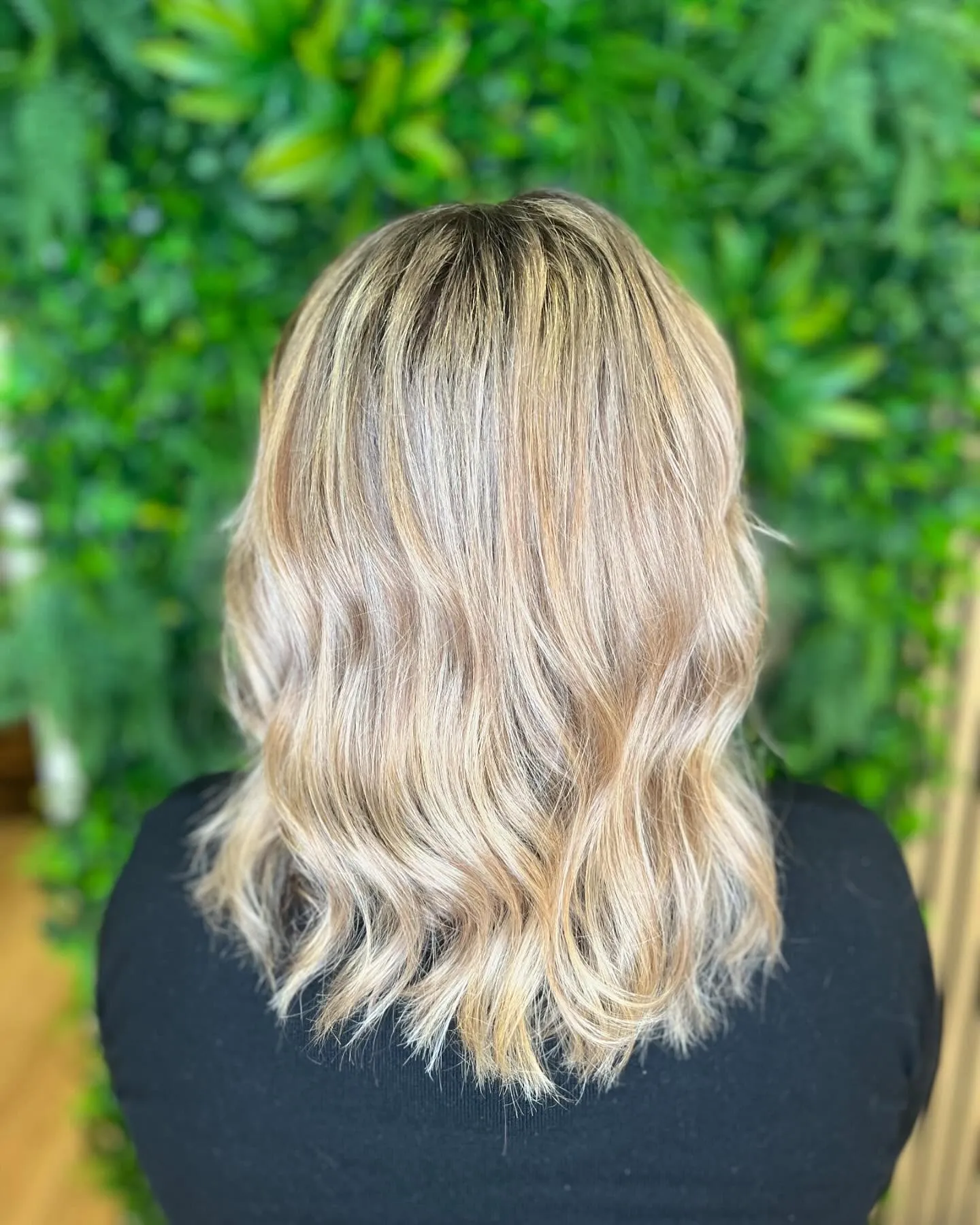 Sommerlich geschütztes, glänzendes Haar am Strand – Sommer-Haarpflege bei Chic & Chill.