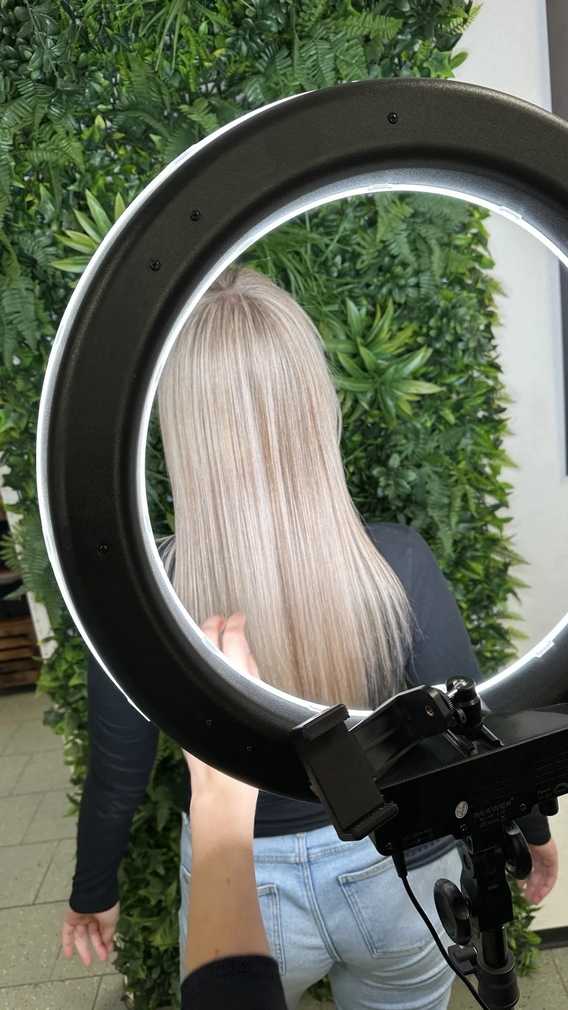 Entspannte Haarpflege-Routine mit Redken-Produkten am Sonntag – Chic & Chill.