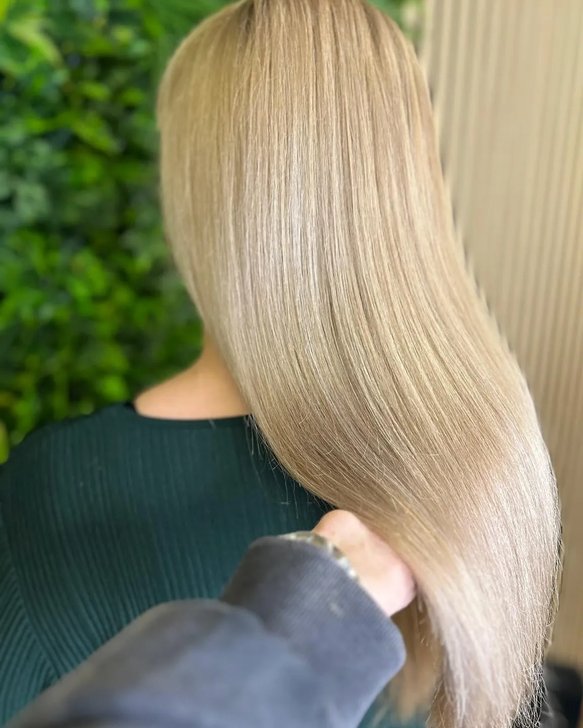Pflege von Haartressen und Extensions – Beratung im Chic & Chill Salon.